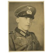 Fante della Wehrmacht in uniforme di tipo austriaco e berretto con visiera
